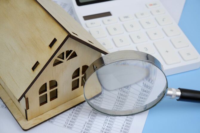 家と金融書類と虫眼鏡