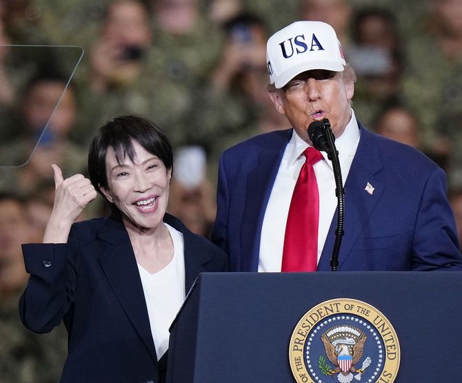 米海軍の原子力空母「ジョージ・ワシントン」で演説するトランプ米大統領（右）と高市早苗首相。2025年10月28日、神奈川県横須賀市