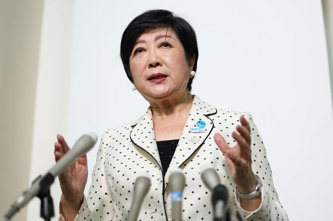 東京都知事選で3選を果たし、報道陣の取材に応じる小池百合子知事＝2024年7月8日、東京都新宿区