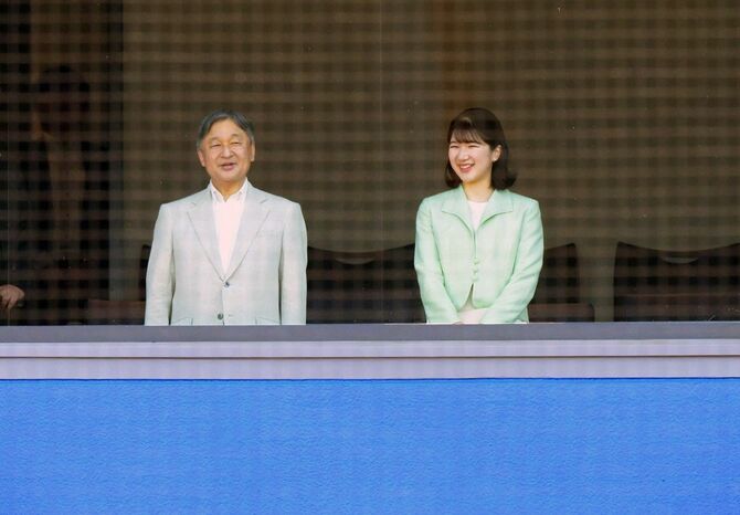 東京六大学野球春季リーグ戦の早慶戦を観戦される天皇陛下と長女愛子さま＝2026年5月31日午後、神宮球場［代表撮影］