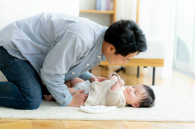 赤ちゃんと遊ぶお父さん