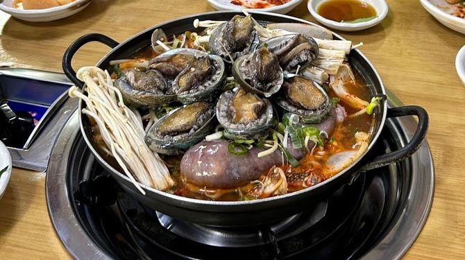 チェジュ島に上陸。庶民で賑わうアワビ鍋のお店で乾杯。すごく美味しい！