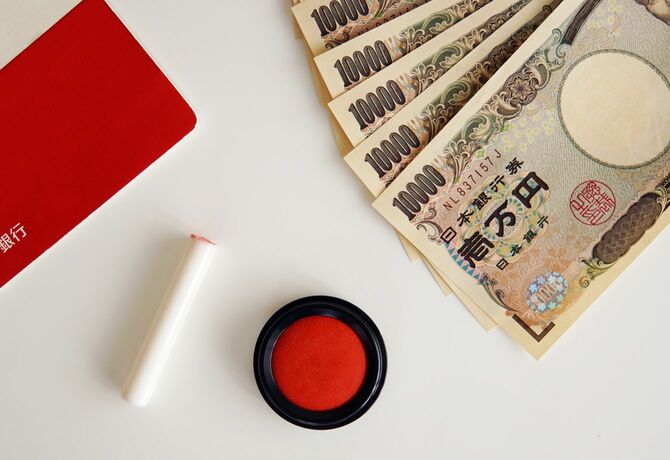 銀行通帳、印鑑、日本1万円札。