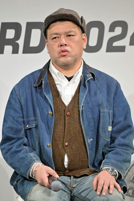 「第41回ベストジーニスト2024」を受賞した野性爆弾くっきー！（「べらぼう」の葛飾北斎役）、東京都品川区、2024年11月14日