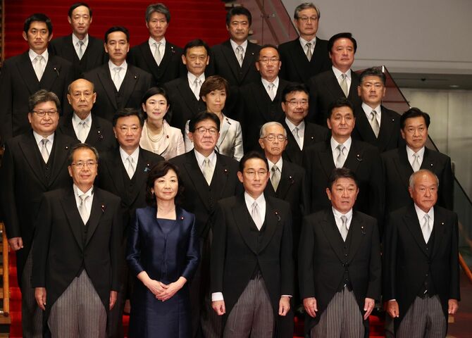 記念撮影に臨む岸田文雄首相と第2次岸田内閣の閣僚。2021年10月4日撮影