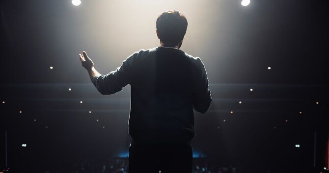 聴衆を歓迎するスピーカー