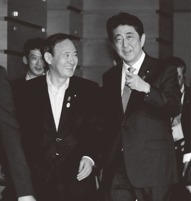 談笑する首相の安倍晋三（右）と官房長官の菅義偉＝2015年8月10日、首相官邸