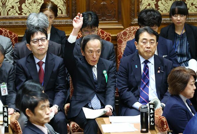 衆院予算委員会で挙手する日銀の植田和男総裁（中央）＝2024年2月22日午後、国会内