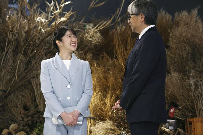 大阪・関西万博のパビリオン「EARTH MART」を視察される天皇、皇后両陛下の長女愛子さま