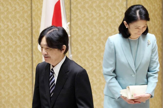 「第16回日本学術振興会育志賞」の授賞式を終え、引き上げる秋篠宮ご夫妻＝2026年3月3日午前11時51分、東京都台東区の日本学士院会館