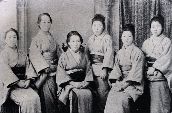 秋田・知命堂病院に開設された産婆看護婦養成所で講師をしていた大関和（左端）、生徒たちと