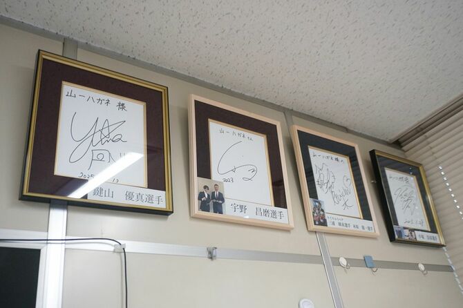 社内にはメダリストたちのサインが掲げられている