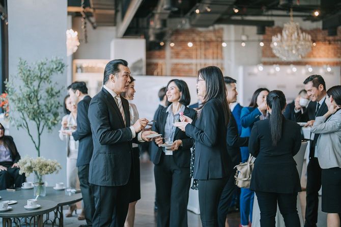 雑談をするビジネスパーソン