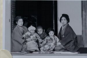 乳母に育てられていた頃のシツイさん（左から2番目）