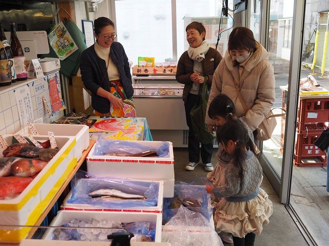 近隣住民や魚好きが集うサカナヤマルカマ。珍しい魚介類が丸ごと並ぶので子どもたちは夢中になります
