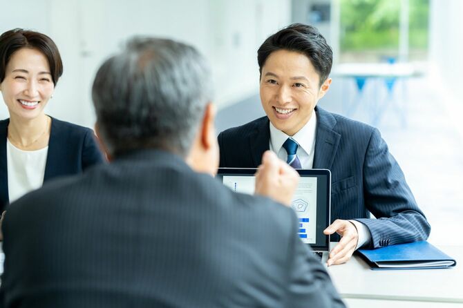相手に「うなずかせる」ように会話を進めるといい。「はい」と答えやすい質問を続けると、別の提案にも「はい」と答えやすくなるという