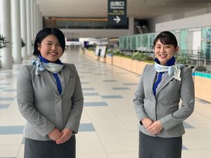 新千歳空港で国際線のグランドスタッフとして働く岩佐さん（右）と福島さん（左）。（写真提供＝ANA）