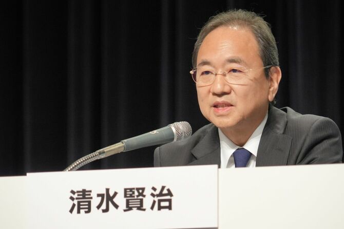 3月31日、第三者委員会の調査結果公表を受けて記者会見するフジテレビの清水賢治社長