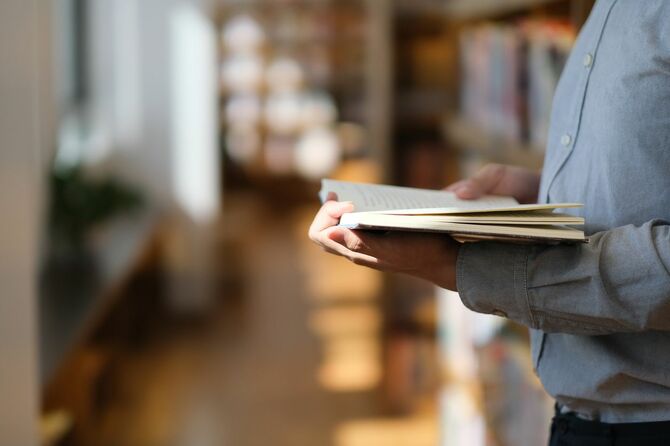 図書館で本を持つ