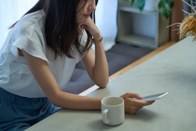 暗い表情の女性