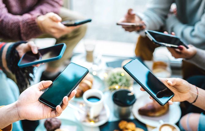 スマホでSNSを使用する人たち