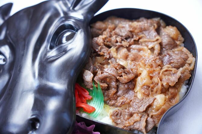 すき焼きの甘みと生姜の香りが口いっぱいに広がる「モー太郎弁当」