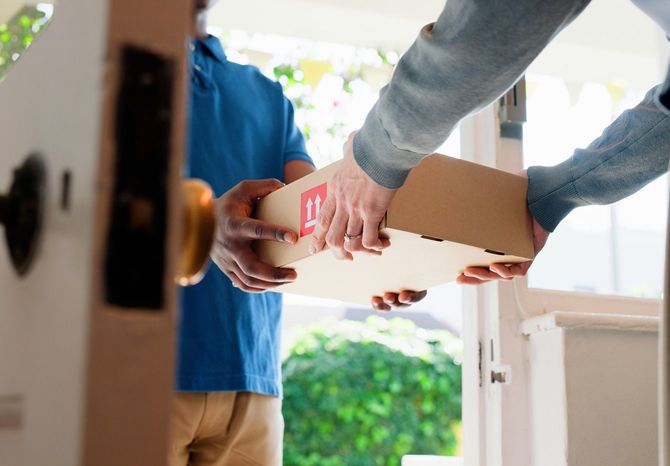 玄関で宅配の荷物の受け渡し