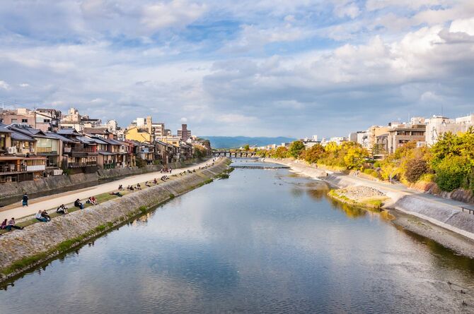 秋の鴨川。等間隔に座る人々