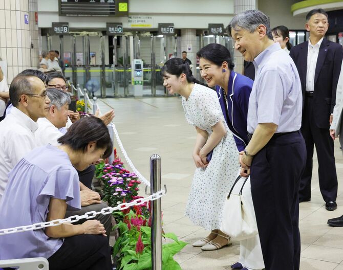 須崎御用邸で静養するため伊豆急下田駅に到着し、集まった人たちに声を掛けられる天皇、皇后両陛下と長女愛子さま＝2025年8月1日午後、静岡県下田市［代表撮影］