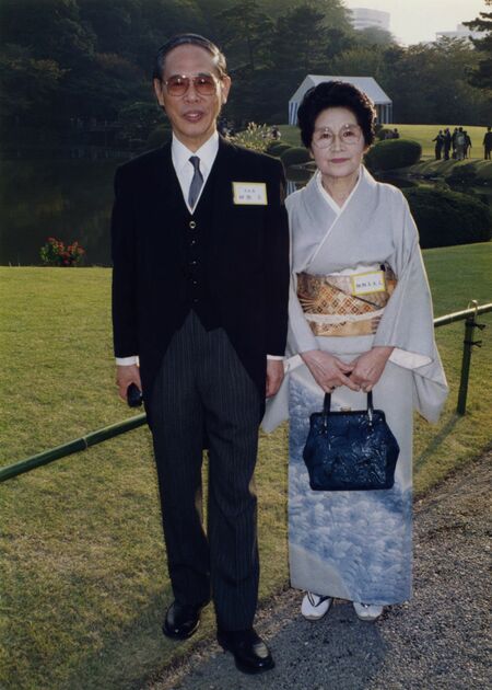 1992年に72歳で勲四等瑞宝章を受章したやなせたかし氏と妻の暢子さん