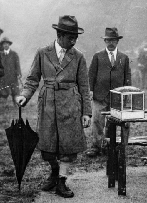 悪天候のなか天城山に登り、山上の八丁池畔でモリアオガエルを観察する昭和天皇＝1930年