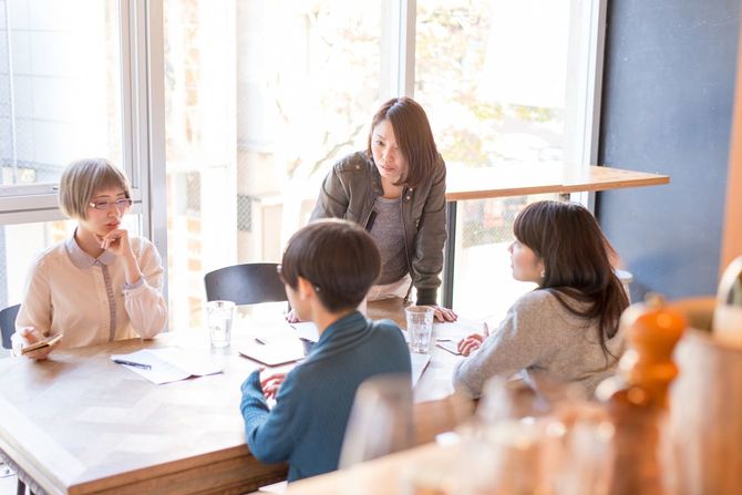 若い日本人女性はbussinessのミーティング