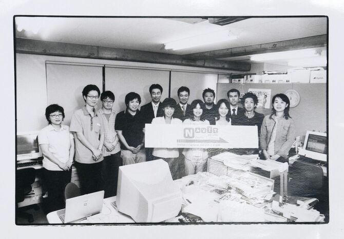 社名を「ナビット」にあらためたころの社内。前列左端で看板を持っているのが福井泰代さん
