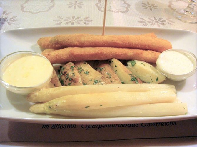 茹でた白アスパラのオランデーズソース添え（手前）と、白アスパラのフライの両方が味わえる、アスパラ専門店の定番料理