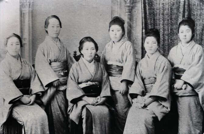 秋田時代の大関和（写真前列、左はじ）