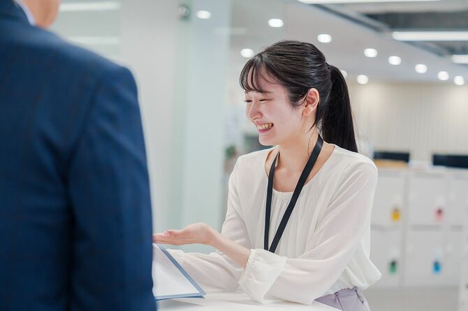 カウンターで接客する女性スタッフ