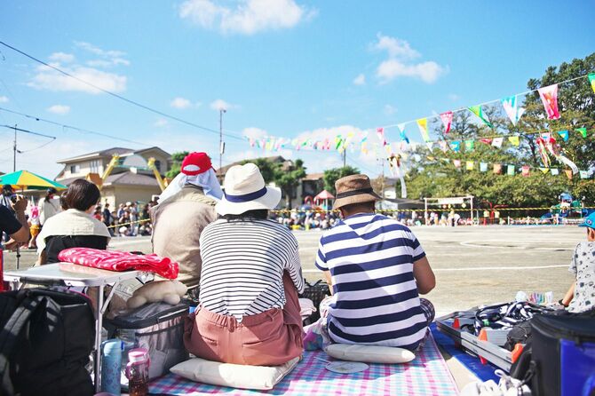 祖父母が孫の運動会に応援にきている