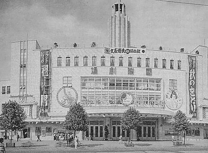 松竹少女歌劇団による「秋のおどり」「祖国」（1937年9月上演）の看板が掲げられた国際劇場（写真＝柏書房『写真集 失われた帝都 東京　大正・昭和の街と住い』より／PD-Japan-oldphoto／Wikimedia Commons）