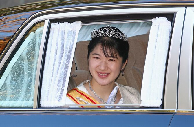 上皇ご夫妻へ新年のあいさつのため、仙洞御所に入られる天皇、皇后両陛下の長女愛子さま＝2025年1月1日、東京都港区［代表撮影］