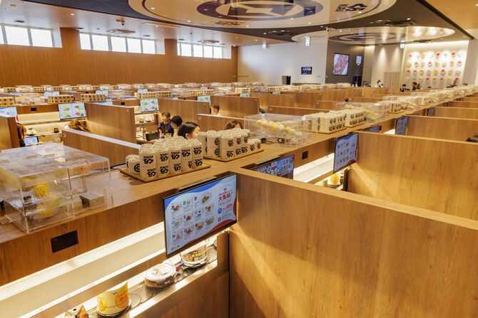 万博店は天井にも回転レーンの模様が施されている。各ブースは分けられており、満席でもゆったりと過ごせる