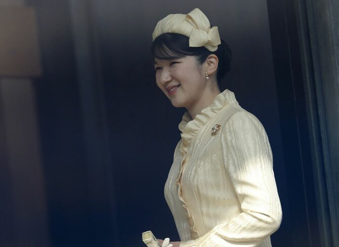 2026年2月23日、一般参賀で天皇皇后両陛下の娘である愛子内親王が祝福する人々に向かって微笑む。この日、天皇は66歳の誕生日を迎えられた。