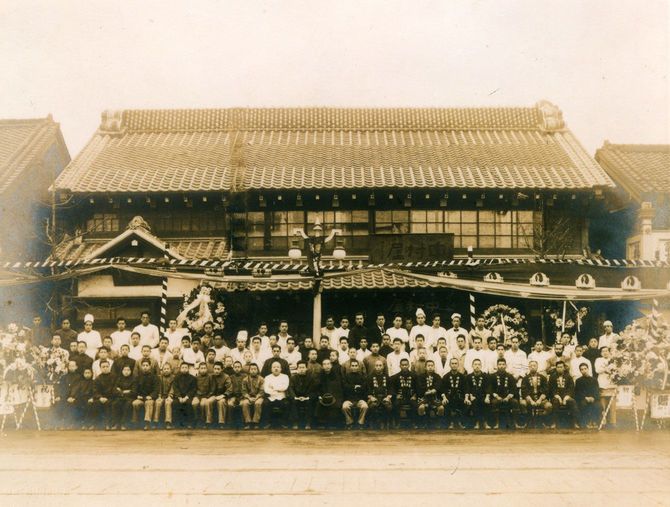 1927（昭和2）年、中村屋喫茶部（レストラン）開設当日の記念写真