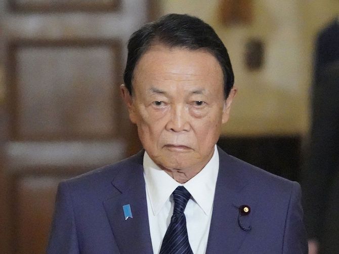 日本維新の会の藤田文武共同代表との会談に臨む自民党の麻生太郎副総裁＝2026年6月30日、国会内