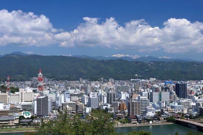 鏡川側から見た高知市中心部、2024年