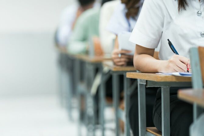 教室で試験を受ける学生