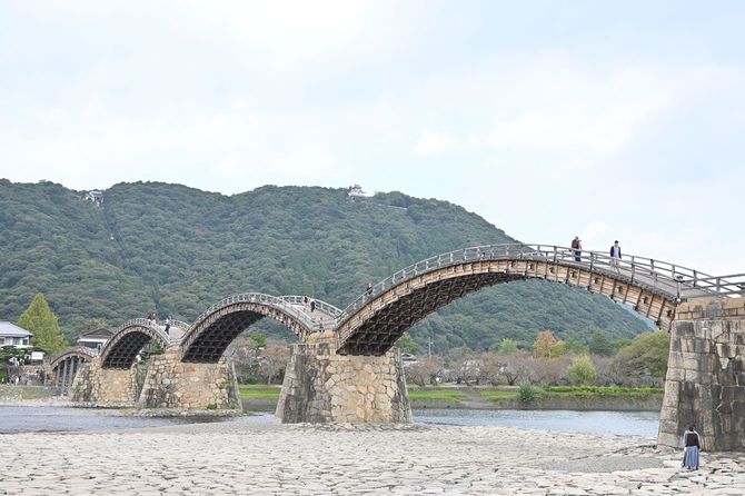 錦川に架橋された5連の木造アーチが美しい錦帯橋