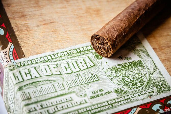 キューバの公式税ステッカーとヴィンテージ木箱の葉巻