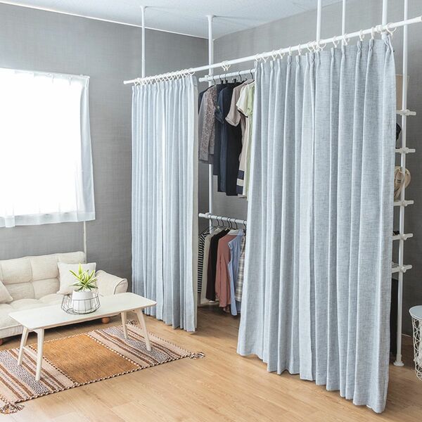 突っ張り棒式のカーテンで、部屋を仕切ることができる。