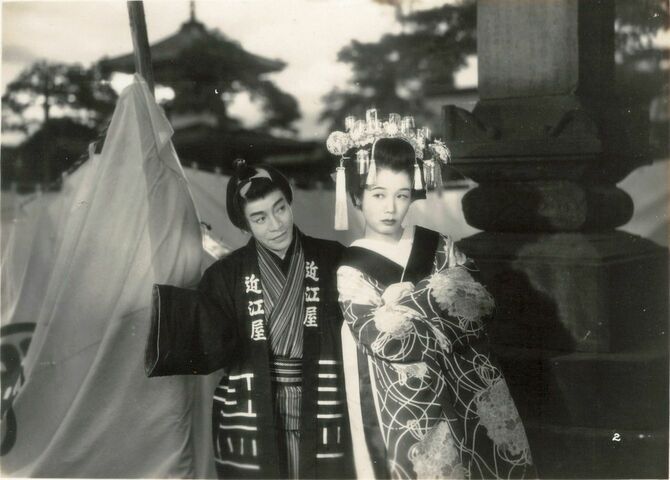 映画「お染久松」（1949年）の笠置シヅ子（右）と榎本健一（左）より