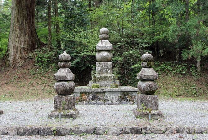 和歌山県の高野山にある豊臣家墓所、左から、豊臣秀長夫人（慈雲院）五輪塔、豊臣秀吉五輪塔、豊臣秀長夫人五輪塔